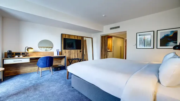 radisson bedroom 768x432